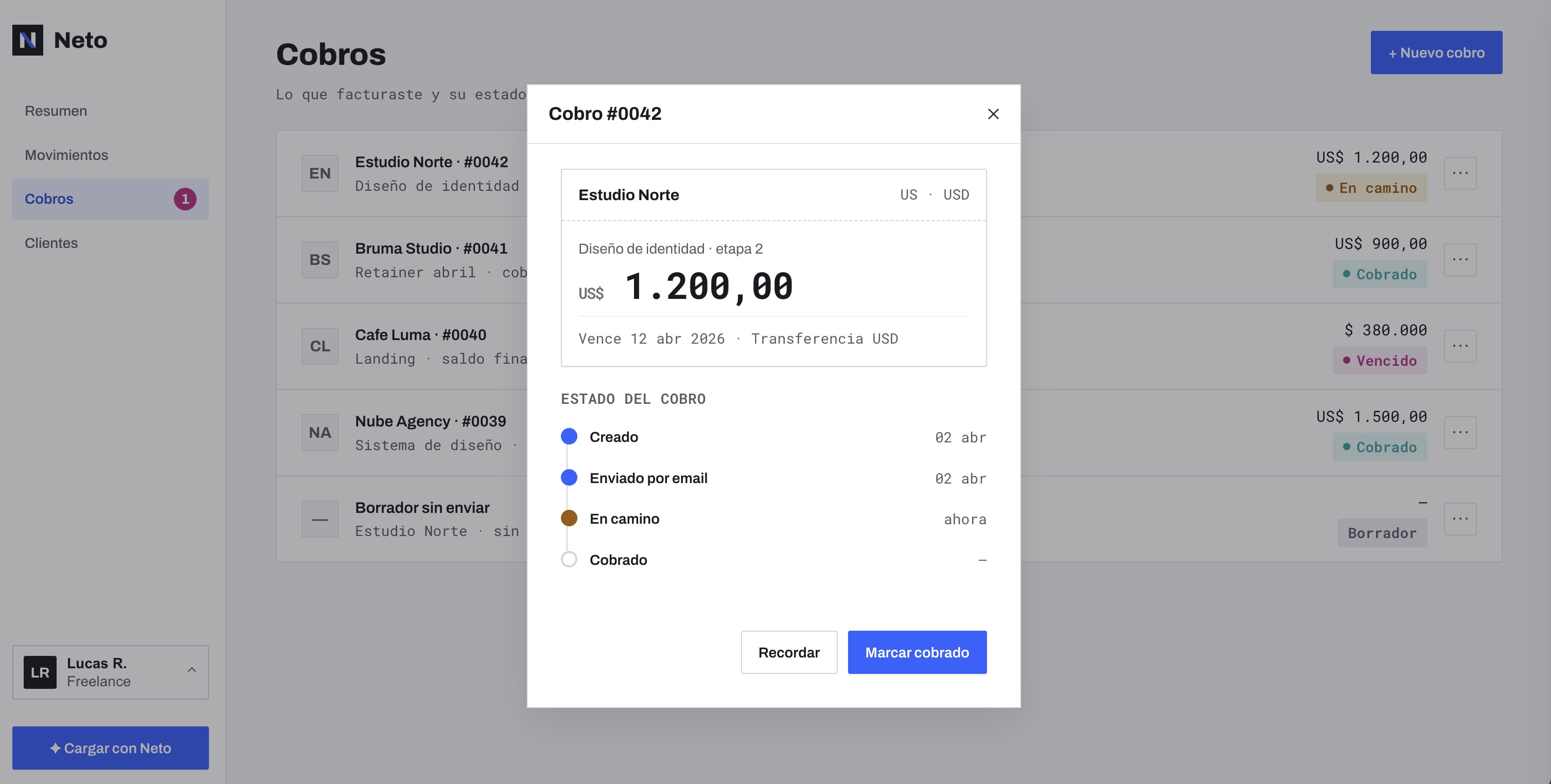 A charge detail with its status timeline: created, sent by email, on the way, and collected.